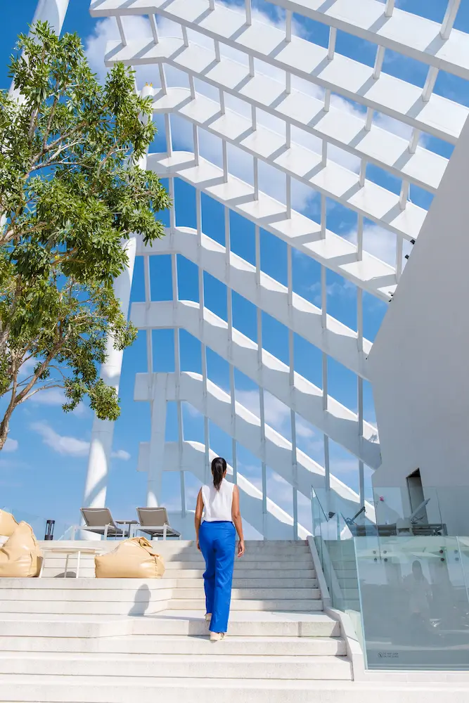 Arquitecta-caminando-y-analizando-una-obra-de-diseno