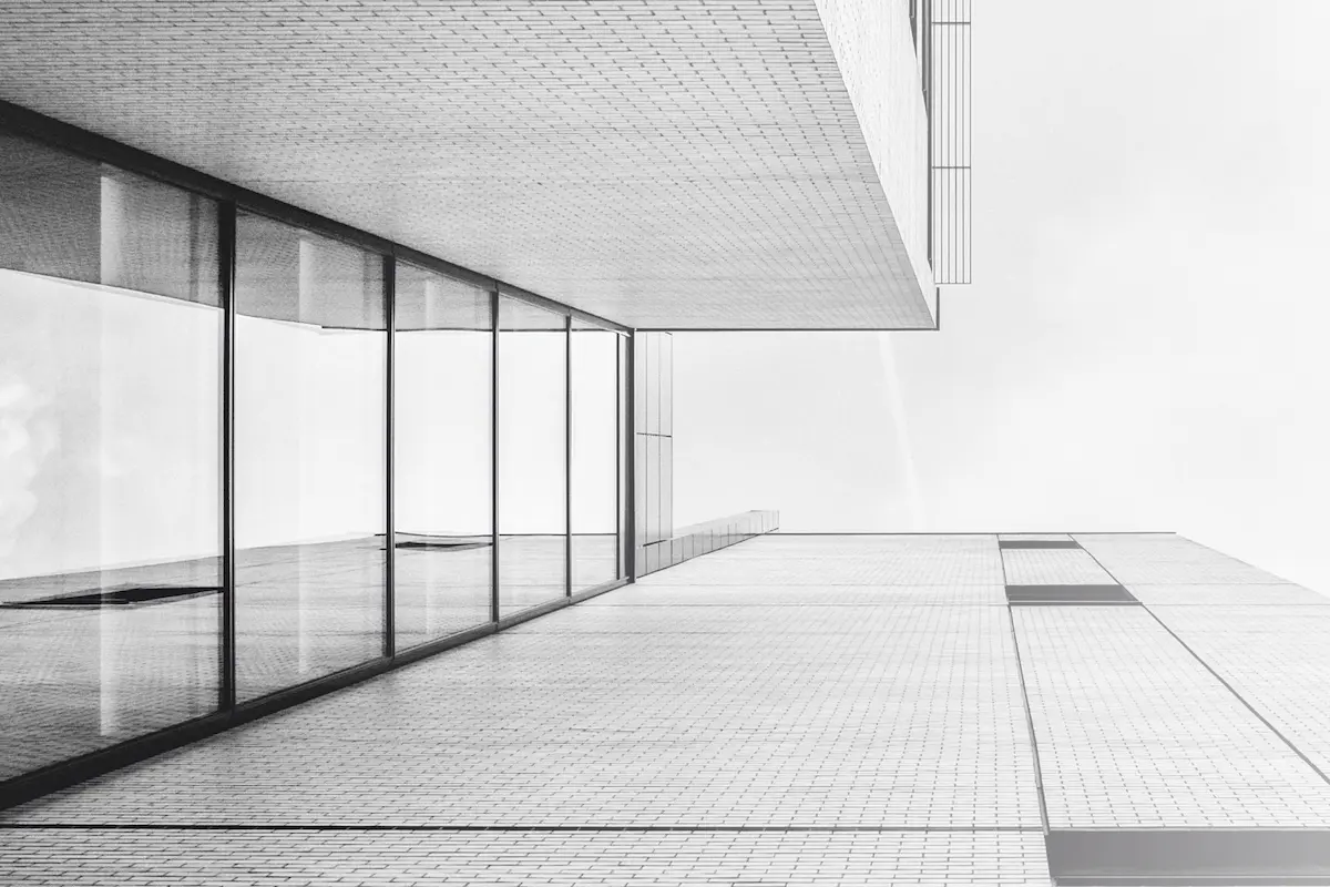 Fachada de edificio moderno representando el enfoque minimalista y profesional del estudio de arquitectura en Montevideo