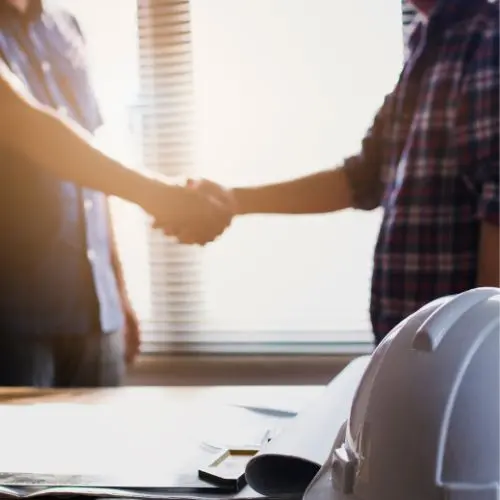 Arquitecto y ciudadano cerrando un acuerdo para regularizar una obra